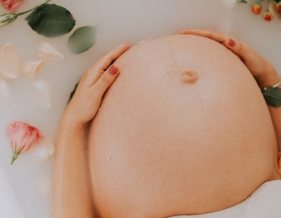 pregnant-woman-sitting-on-bathtub-3094435